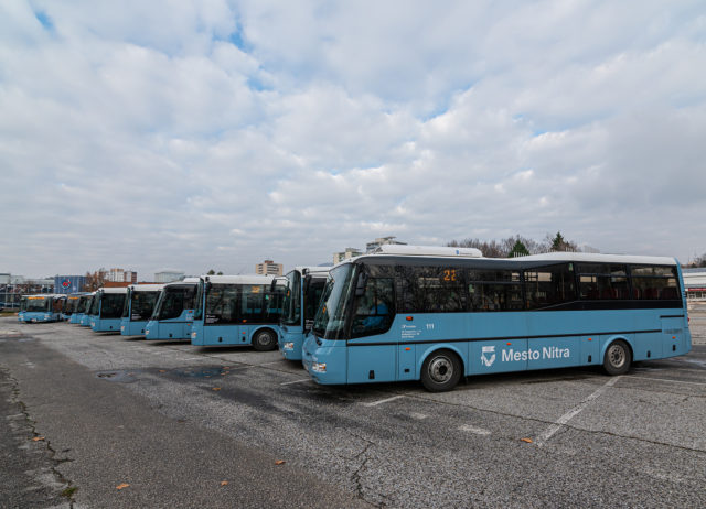 Prehliadka 15. nových autobusov vyrobených SOR Libchavy v Českej republike za účasti primátora Nitry na parkovisku pred výstaviskom Agrokomplex v Nitre. Autobusy dopravcu Transdev Morava budú fungovať od 1. januára 2022 pre nitriansku mestskú hromadnú dopravu (MHD). Nitra, 7. december 2021.