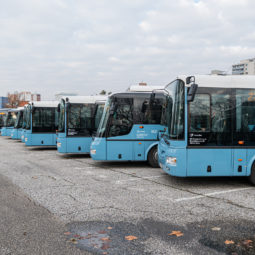 Prehliadka 15. nových autobusov vyrobených SOR Libchavy v Českej republike za účasti primátora Nitry na parkovisku pred výstaviskom Agrokomplex v Nitre. Autobusy dopravcu Transdev Morava budú fungovať od 1. januára 2022 pre nitriansku mestskú hromadnú dopravu (MHD). Nitra, 7. december 2021.