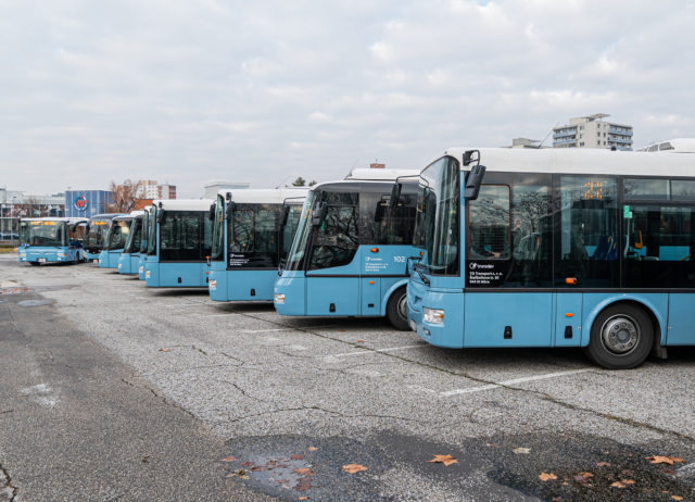 Prehliadka 15. nových autobusov vyrobených SOR Libchavy v Českej republike za účasti primátora Nitry na parkovisku pred výstaviskom Agrokomplex v Nitre. Autobusy dopravcu Transdev Morava budú fungovať od 1. januára 2022 pre nitriansku mestskú hromadnú dopravu (MHD). Nitra, 7. december 2021.