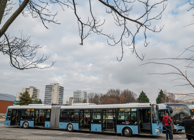 Prehliadka 15. nových autobusov spoločnosti SOR Libchavy v Českej republike za účasti primátora Nitry na parkovisku pred výstaviskom Agrokomplex v Nitre. Autobusy budú fungovať od 1. januára 2022 pre nitriansku mestskú hromadnú dopravu (MHD). Nitra, 7. december 2021.