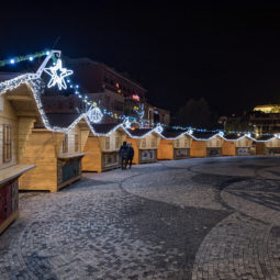 Vianočná výzdoba na Svätoplukovom námestí v centre mesta Nitra. Nitra, 5. december 2021.