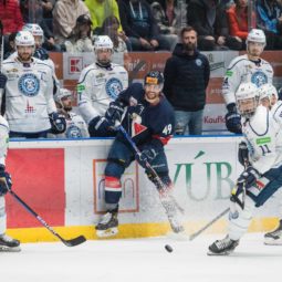 Samuel Takáč z HC Slovan Bratislava (uprostred) počas prvého hokejového zápasu finále play-off Tipos extraligy 2021/2022 medzi HC Slovan Bratislava - HK Nitra. Bratislava, 22. apríl 2022.