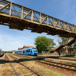 Prvý a jediný vlak na svete pohánaný vodíkom, ktorý bude uvedený do bežnej prevádzky na Slovensku prichádza na vlakovú stanicu v Nitre. Nitra, 20. máj 2022.