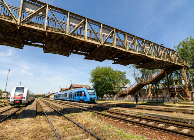 Prvý a jediný vlak na svete pohánaný vodíkom, ktorý bude uvedený do bežnej prevádzky na Slovensku prichádza na vlakovú stanicu v Nitre. Nitra, 20. máj 2022. 