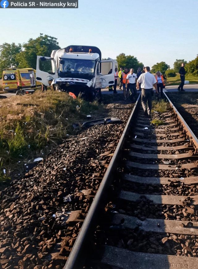 Nehoda zrazka s vlakom nakladne auto policia nitra 1.jpg