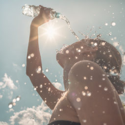 Horučavy teplo dehydratácia ochrana varovanieng herself with water on a hot summer day