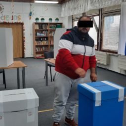 Volič Milan počas volebného v nitrianskej mestskej časti Horné Krškany počas spojených volieb do orgánov územnej samosprávy 2022. Nitra, voľby Priebeh volieb v Nitre