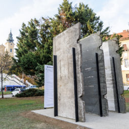 Pomník vytvorený z fragmentov Berlinského múru počas odhalenia pred sviatkom Deň boja za sloboda demokracia Nitra