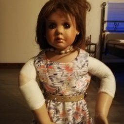 hororová bábika
