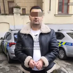 Deviant uchyl nasilnik policia.jpg