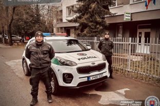 Policia pomoc chlapec zachrana zivota.jpg