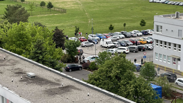 Policia skola evakuacia bomba.jpg