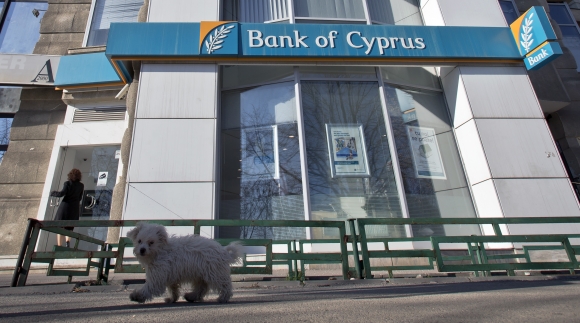 Konfiškácia vkladov po vzore Cypru sa môže zopakovať aj inde, tvrdí S&P