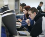 Absolventi informatiky očakávajú plat takmer 1 300 eur
