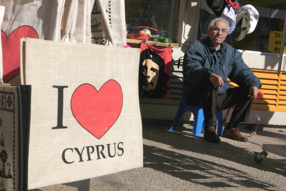 Fitch znížil rating Cypru pre ekonomickú neistotu