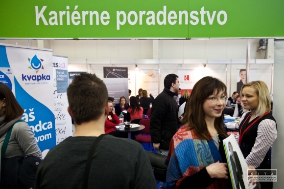 Nezamestnanosť na Slovensku v októbri klesla na 13,66 %