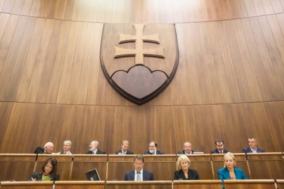 Poslanci schválili rozpočet s deficitom 3,3 mld. eur