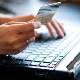 Žena zadávajúca čísla z kreditnej karty do počítača