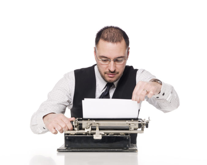 Muž píšuci na písacom stroji