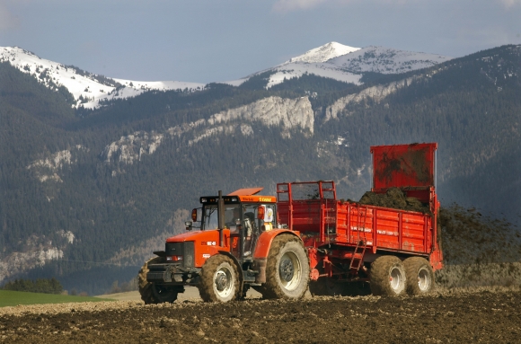 Traktor s prívesom prevážajúci zeminu