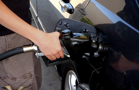 Ceny benzínov a nafty stále klesajú