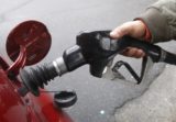 Ceny benzínov a nafty naďalej klesajú