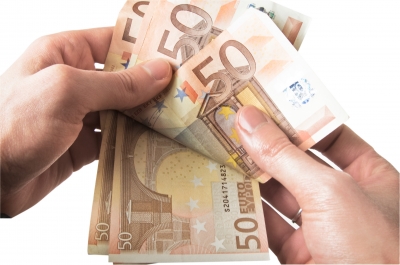 Slováci míňali v decembri viac peňazí ako pred rokom