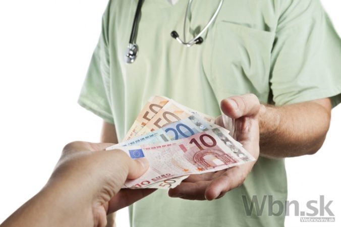 Zrušenie poplatku môže vziať lekárom až pätinu príjmov