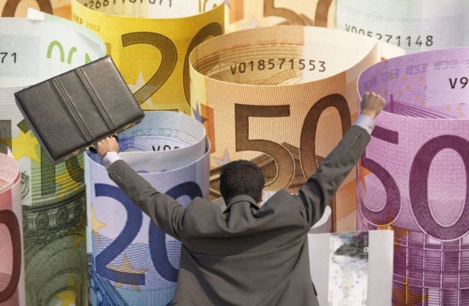 Euro a jen voči doláru mierne posilnili