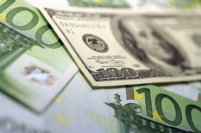 Voči euru oslabila švédska koruna aj americký dolár