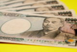 Japonský jen v piatok strácal voči doláru aj euru