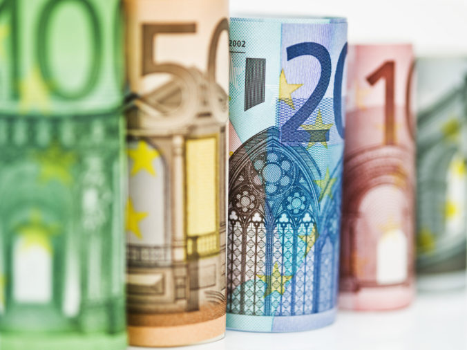 Euro posilnilo voči doláru aj oproti libre