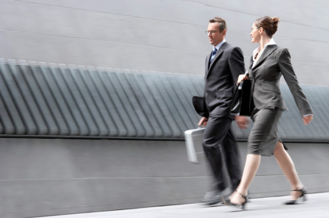 Biznis, zamestnanci, aktovka, práca