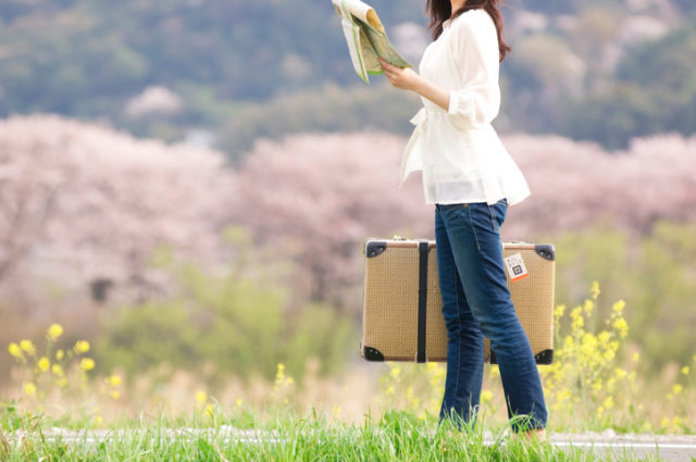 Mladá žena, kufor, cestovanie