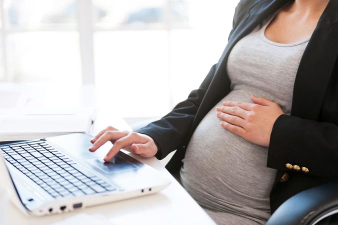 Tehotná žena za počítačom