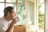 Pitie, kávy, sedenie pred oknom, muž