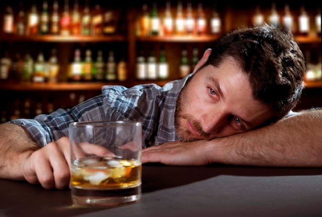 Alkohol, opitý muž, závislosť