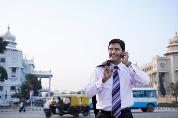 Muž, telefonát, India