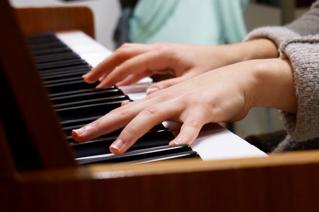 Hudba piano klavir ruky pexels.jpeg