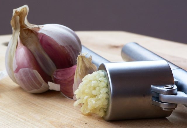 Garlic_press_and_garlic.jpg