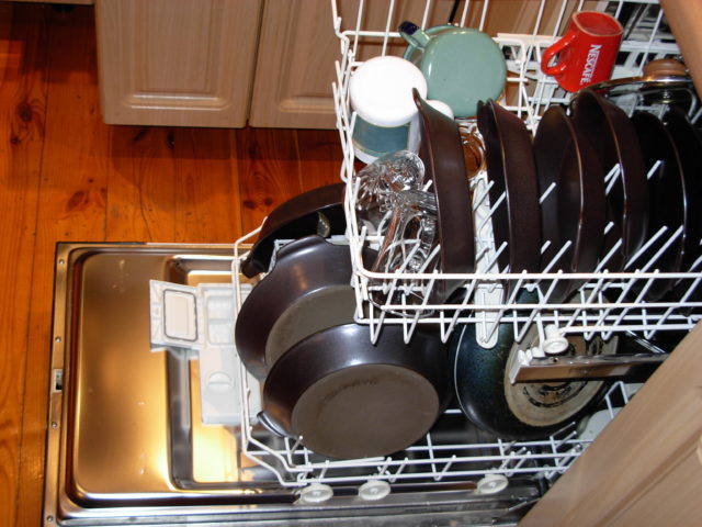 Dishwasher_with_dishes.jpg