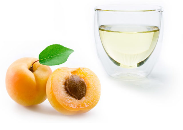 Image apricot kernel oil glass.jpg