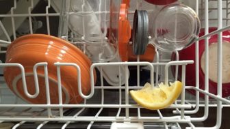 Důvěřujte nám, při plnění myčky používejte citronovou kůru.w654.jpg