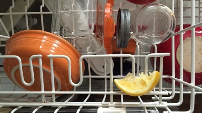 Důvěřujte nám, při plnění myčky používejte citronovou kůru.w654.jpg