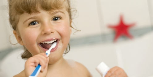 Menina escovando os dentes 20648.jpg