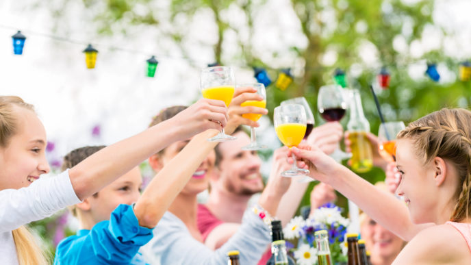 Přípitek přátel a sousedů na zahradní party