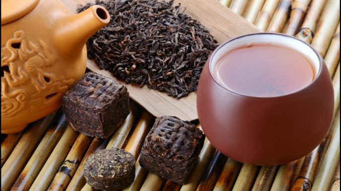Čínský černý čaj pu erh a čajové lístky.jpg