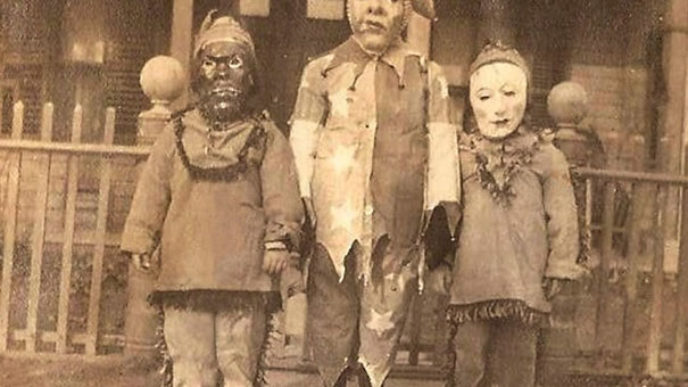 Scary vintage halloween creepy costumes 6 57f6493e76f50__605.jpg