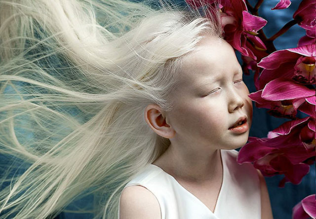 Albino girl snow white nariyana siberia 8.jpg