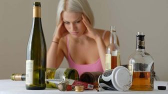 Zuviel alkohol kann zu einem kater fuehren.jpg
